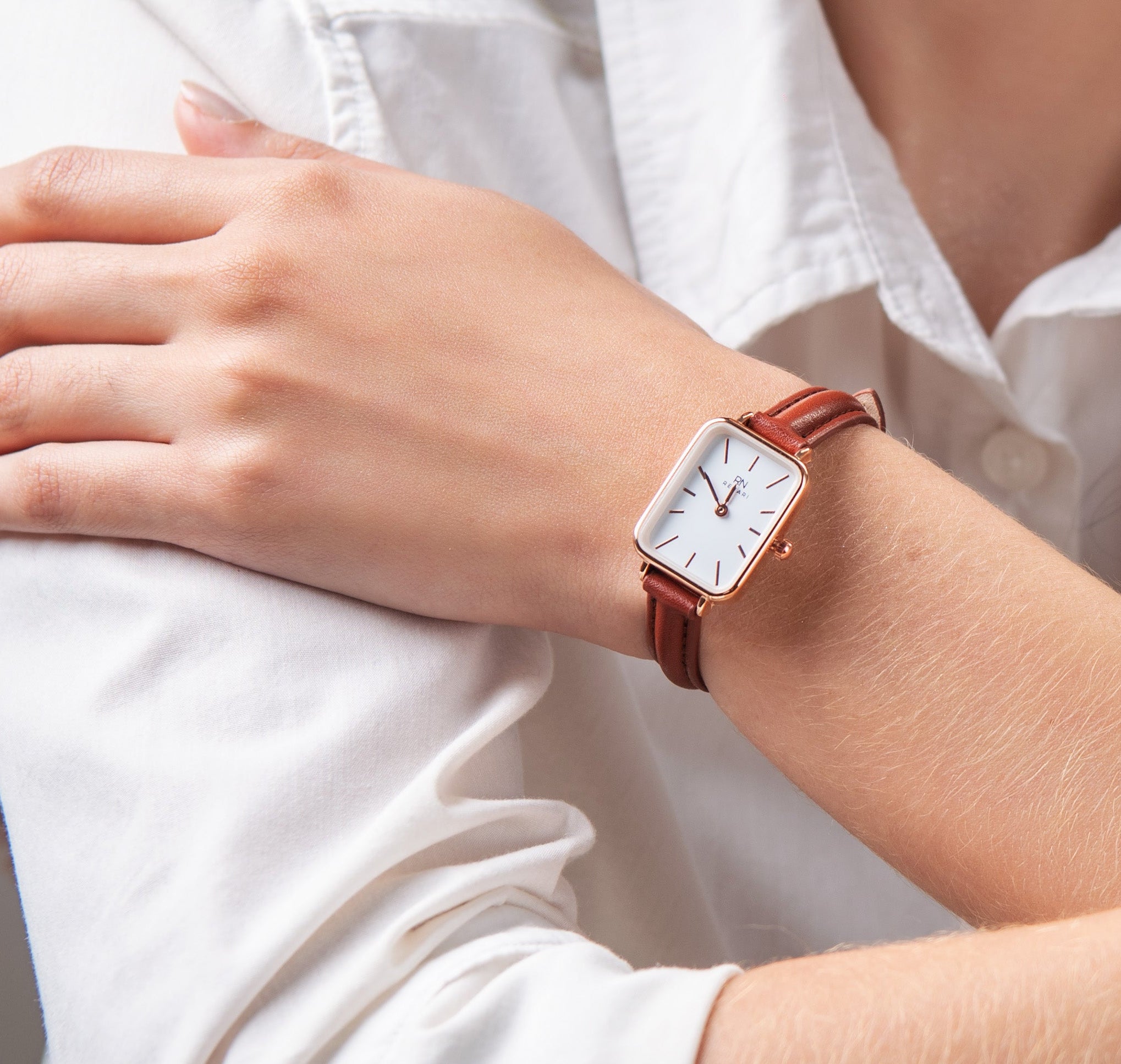 Reloj Zion cuadrado en cuero marrón